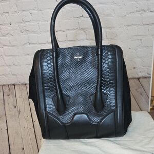 Pour La Victoire Black Handbag